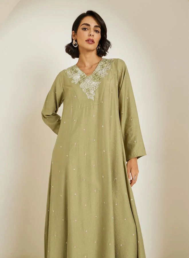 أميرة قفطان مطرز بحافة واسعة